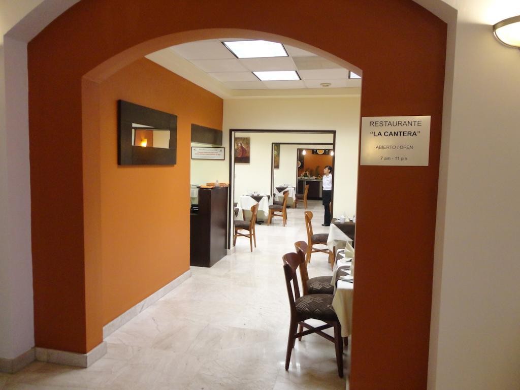 Wyndham Garden Monterrey Valle Real المطعم الصورة